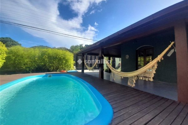 Casa à venda com 300m², 4 quartos, 1 suíte, 4 vagas no bairro Rio Tavares em Florianópolis