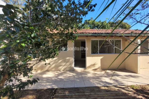 Casa à venda com 290m², 4 quartos, 1 suíte, 4 vagas no bairro Rio Tavares em Florianópolis