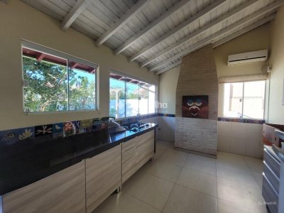 Casa à venda com 290m², 4 quartos, 1 suíte, 4 vagas no bairro Rio Tavares em Florianópolis - Foto 6