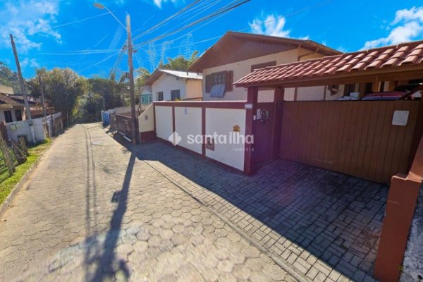Casa à venda com 200m², 4 quartos, 6 vagas no bairro Rio Tavares em Florianópolis