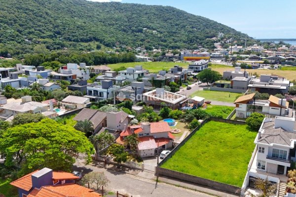 Casa à venda com 159m², 4 quartos no bairro Lagoa da Conceição em Florianópolis