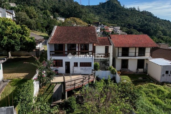 Casa à venda com 391m², 5 quartos, 1 suíte, 2 vagas no bairro Carvoeira em Florianópolis