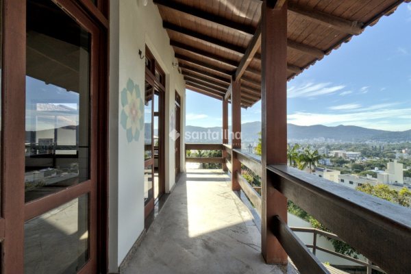 Casa à venda com 391m², 5 quartos, 1 suíte, 2 vagas no bairro Carvoeira em Florianópolis