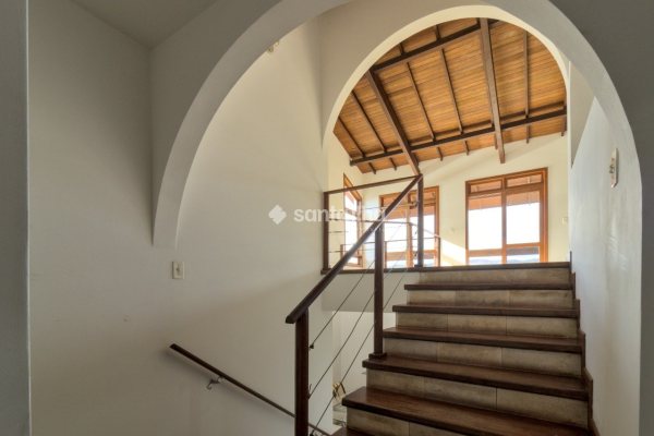 Casa à venda com 391m², 5 quartos, 1 suíte, 2 vagas no bairro Carvoeira em Florianópolis