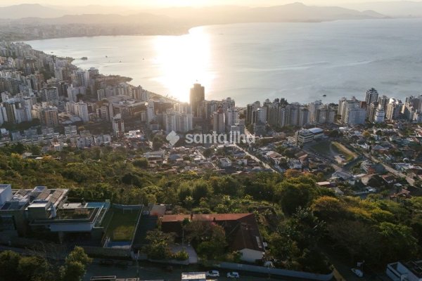 Casa à venda com 678m², 6 quartos, 1 suíte, 3 vagas no bairro Centro em Florianópolis
