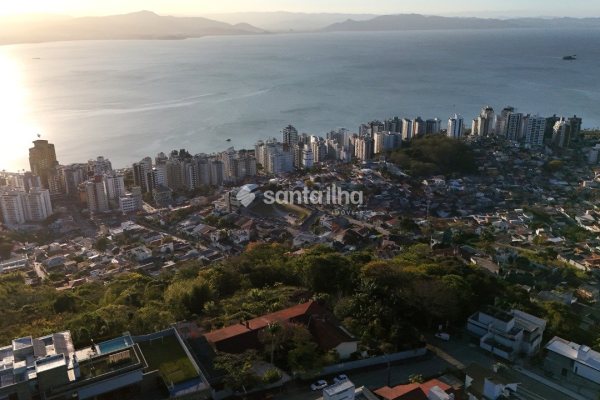 Casa à venda com 678m², 6 quartos, 1 suíte, 3 vagas no bairro Centro em Florianópolis