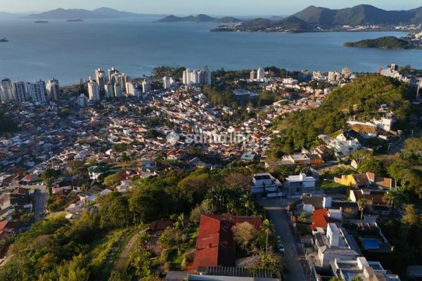 Casa à venda com 678m², 6 quartos, 1 suíte, 3 vagas no bairro Centro em Florianópolis