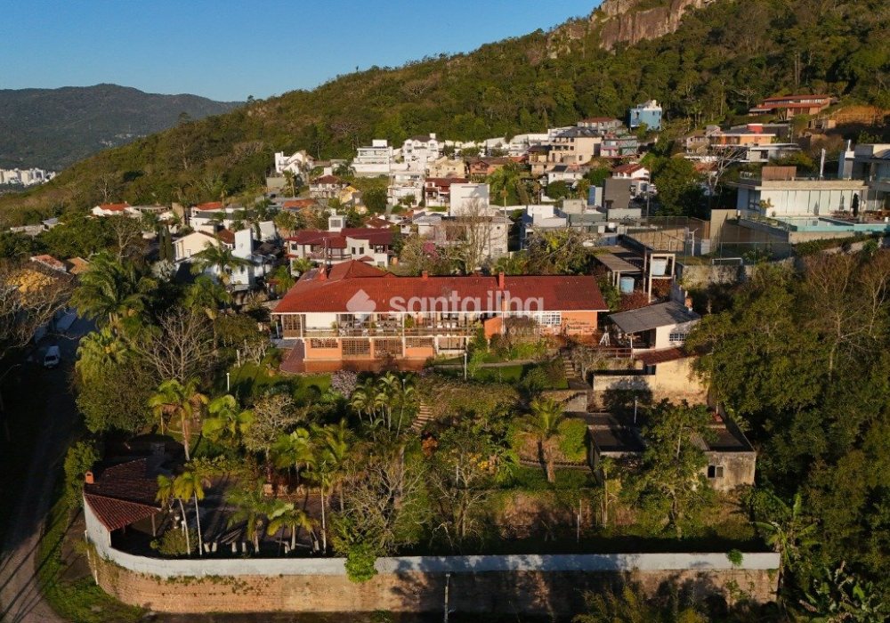 Casa à venda com 678m², 6 quartos, 1 suíte, 3 vagas no bairro Centro em Florianópolis - Foto 1