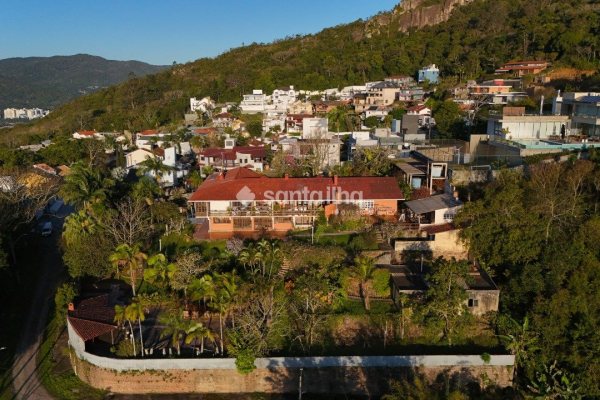 Casa à venda com 678m², 6 quartos, 1 suíte, 3 vagas no bairro Centro em Florianópolis