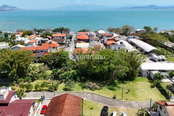 Terreno à venda com 340m² no bairro Sambaqui em Florianópolis