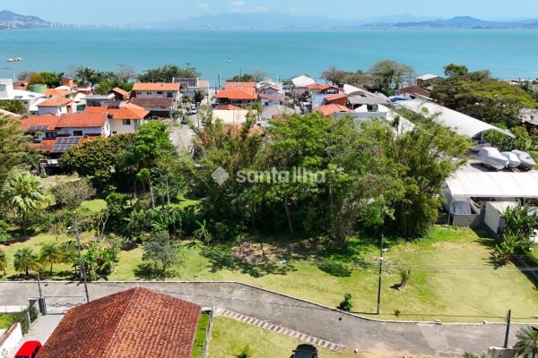 Terreno à venda com 340m² no bairro Sambaqui em Florianópolis