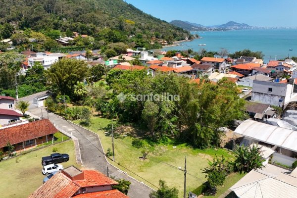 Terreno à venda com 340m² no bairro Sambaqui em Florianópolis