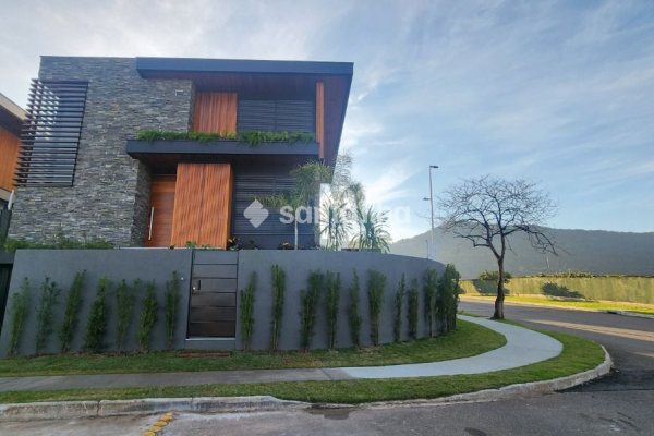 Casa à venda com 474m², 4 quartos, 4 suítes, 8 vagas no bairro Lagoa da Conceição em Florianópolis