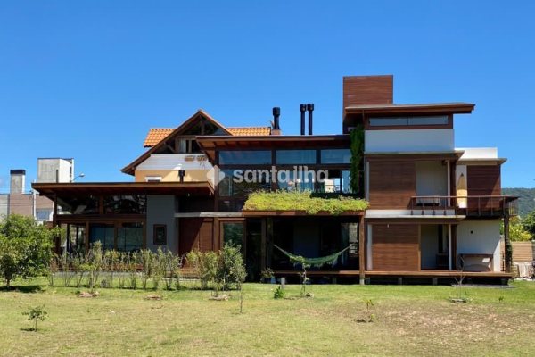 Casa à venda com 213m², 3 quartos, 1 suíte, 2 vagas no bairro Rio Tavares em Florianópolis