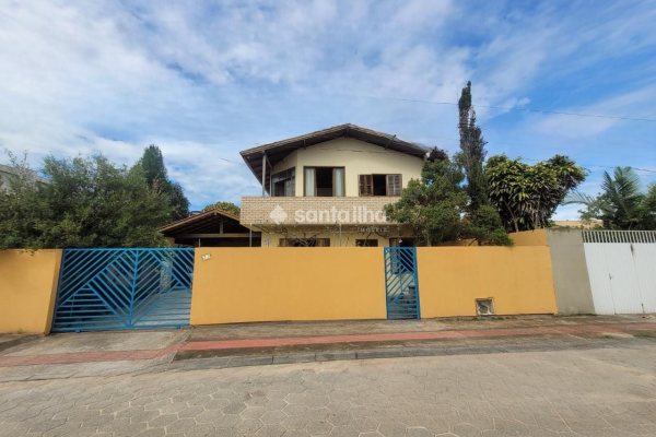 Casa à venda com 210m², 5 quartos, 1 suíte, 4 vagas no bairro Campeche em Florianópolis