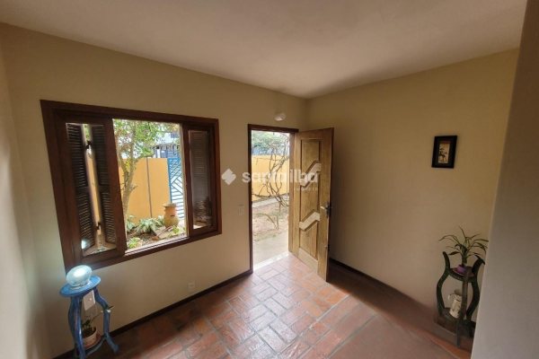 Casa à venda com 210m², 5 quartos, 1 suíte, 4 vagas no bairro Campeche em Florianópolis