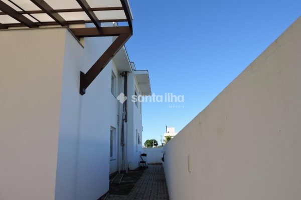 Casa à venda com 300m², 2 quartos, 2 suítes, 6 vagas no bairro Campeche em Florianópolis