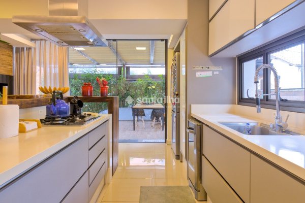 Casa em Condomínio à venda com 111m², 3 quartos, 3 suítes, 2 vagas no bairro Lagoa da Conceição em Florianópolis