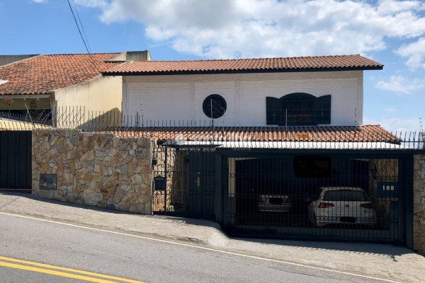 Casa à venda com 416m², 4 quartos, 2 suítes, 4 vagas no bairro Agronômica em Florianópolis
