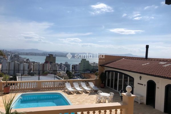Casa à venda com 416m², 4 quartos, 2 suítes, 4 vagas no bairro Agronômica em Florianópolis