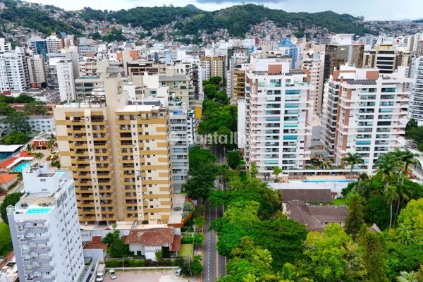 Apartamento à venda com 176m², 3 quartos, 1 suíte, 1 vaga no bairro Centro em Florianopolis