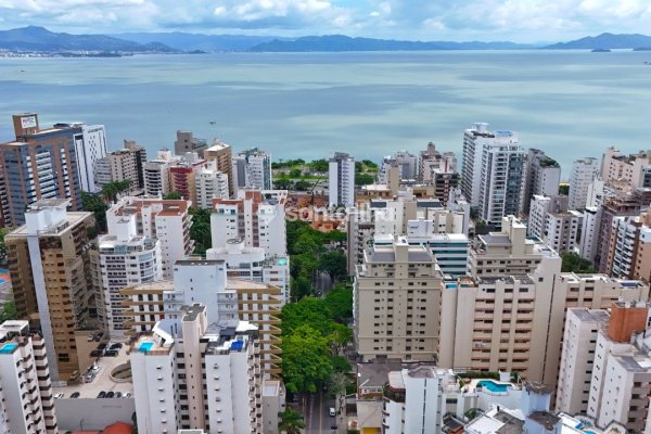 Apartamento à venda com 176m², 3 quartos, 1 suíte, 1 vaga no bairro Centro em Florianopolis