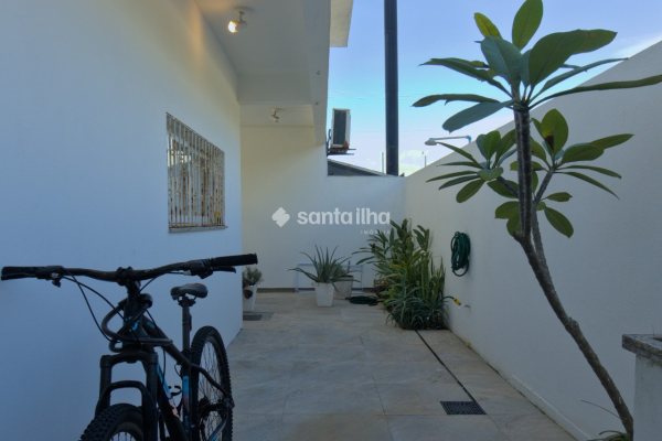 Casa à venda com 132m², 3 quartos, 1 suíte, 2 vagas no bairro Morro das Pedras em Florianópolis