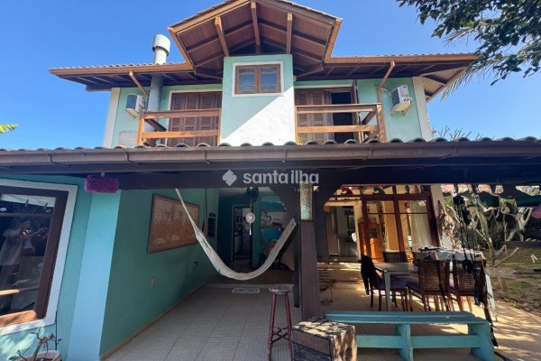 Casa à venda com 330m², 4 quartos, 2 suítes, 1 vaga no bairro Rio Tavares em Florianópolis