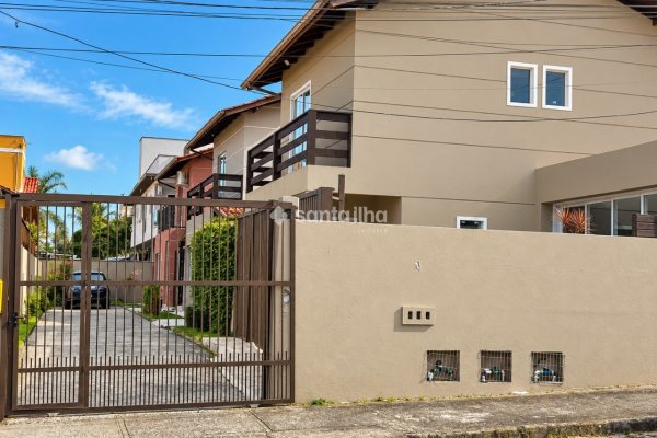 Casa à venda com 75m², 2 quartos, 2 vagas no bairro Campeche em Florianópolis