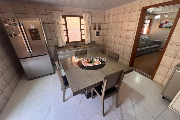 Casa à venda com 200m², 4 quartos, 6 vagas no bairro Rio Tavares em Florianópolis