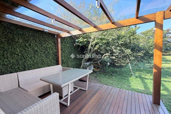 Casa à venda com 72m², 3 quartos, 2 suítes, 2 vagas no bairro Armação em Florianópolis