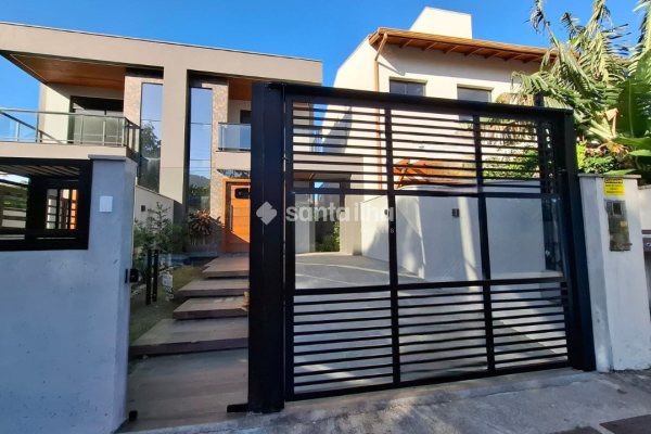 Casa à venda com 125m², 3 quartos, 3 suítes, 1 vaga no bairro Açores em Florianópolis
