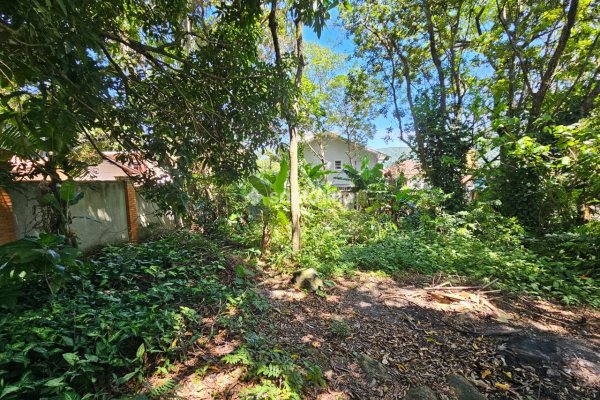 Terreno à venda com 407m², 1 vaga no bairro Rio Tavares em Florianópolis
