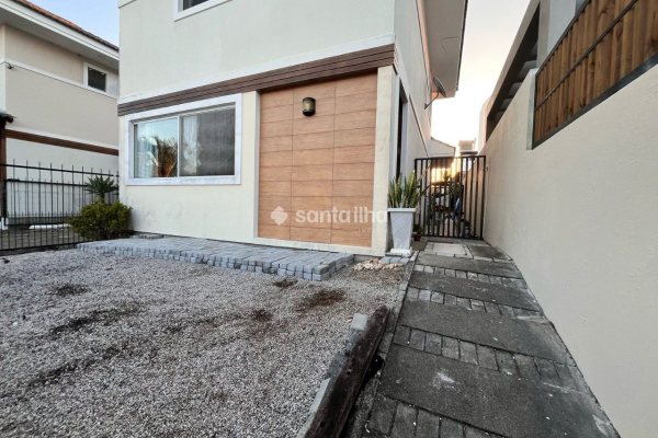 Casa à venda com 120m², 3 quartos, 1 suíte, 1 vaga no bairro Campeche em Florianópolis