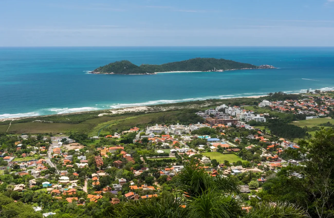 Visão da linda ilha de Campeche representando os motivos para investir no mercado imobiliário do Campeche