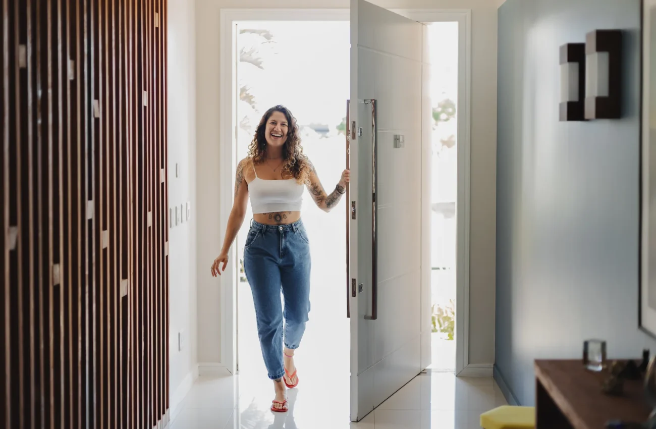 Mulher feliz em seu novo apartamento para realizar aluguel sem fiador