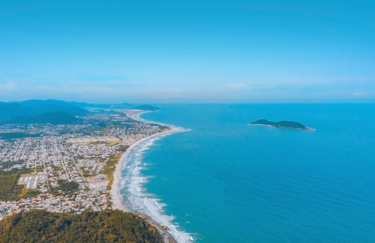 Vista da Praia do Campeche e da Ilha do Campeche para ilustrar a valorização imobiliária