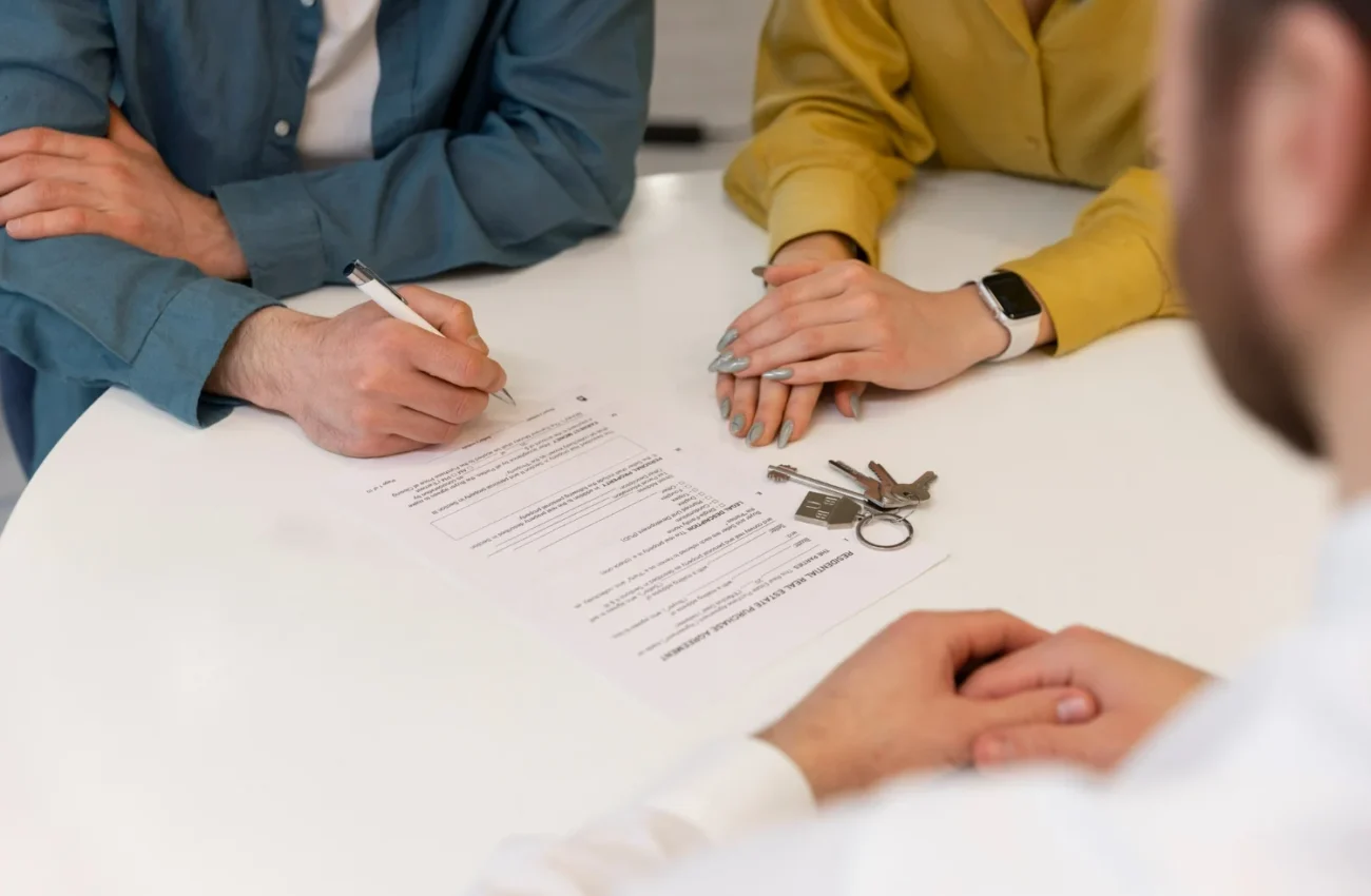 Casal assinando um contrato de aluguel, possuindo agora os direitos do inquilino