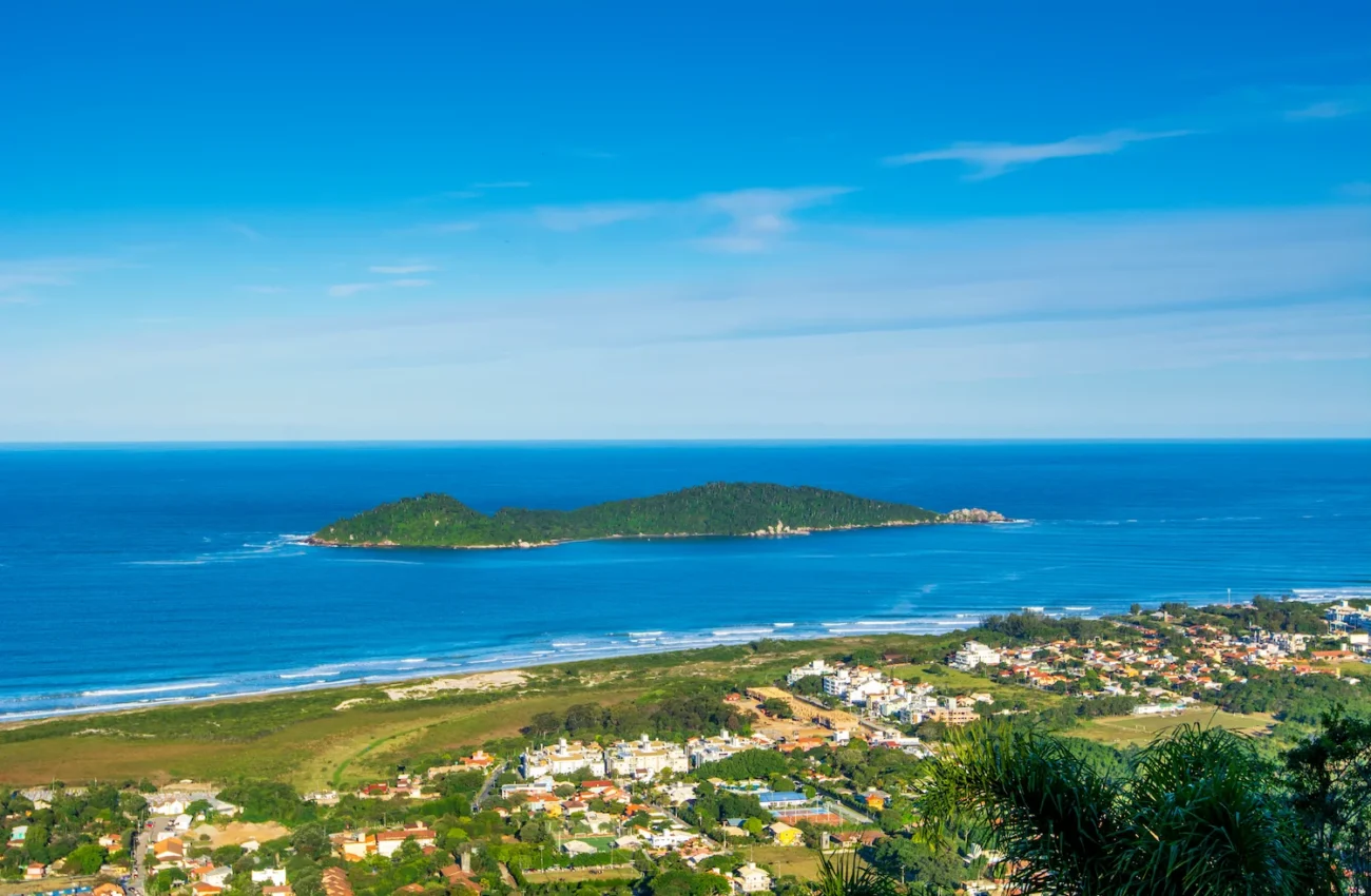 Imagem da vista de cima do campeche, um dos melhores locais para morar no Sul da ilha de Florianópolis